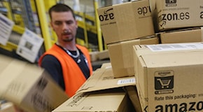 Ruba centinaia di pacchi di Amazon: arrestata dipendente postale