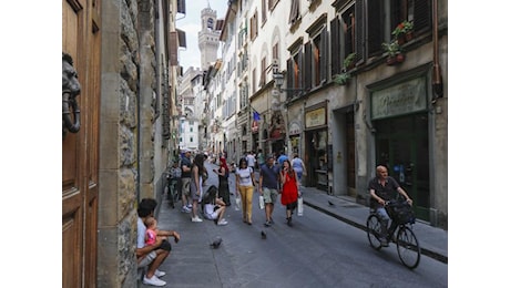 Firenze: marciapiedi bagnati contro i turisti che bivaccano «Bagneremo anche i sagrati»