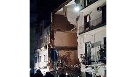 Catania, palazzina di 3 piani crolla dopo esplosione: una vittima, si cercano dispersi