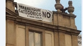 Milano, sul tetto della Scala con lo striscione No al referendum: negoziatori in azione