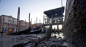 Insolita Venezia, la bassa marea prosciuga i canali