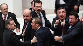 Turchia, deputata si incatena contro la riforma di Erdogan: rissa in parlamento