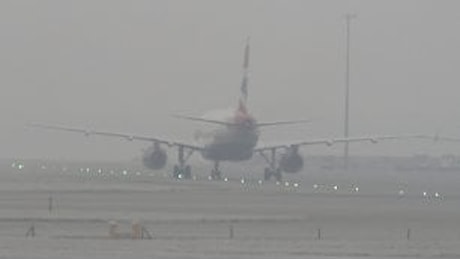 Londra, la nebbia tiene in ostaggio la City: Heathrow cancella centinaia di voli