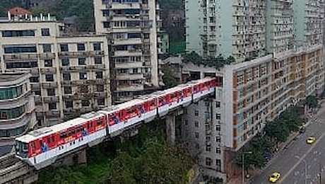 Cina, una fermata del metrò dentro casa: il treno entra ed esce dal palazzo