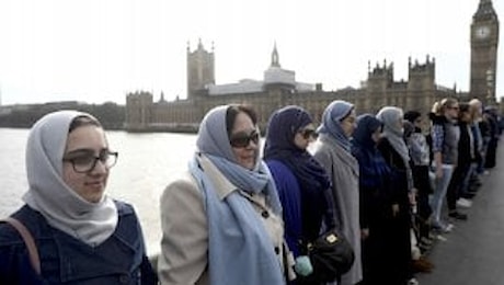Attacco a Londra, donne musulmane formano catena umana sul ponte di Westminster