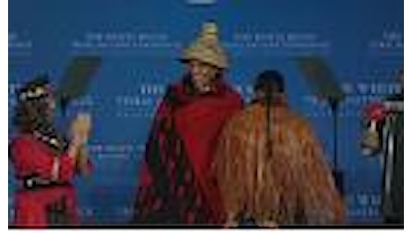 Barack ''Aquila Nera'': il presidente in costume per la Tribal Nation Conference