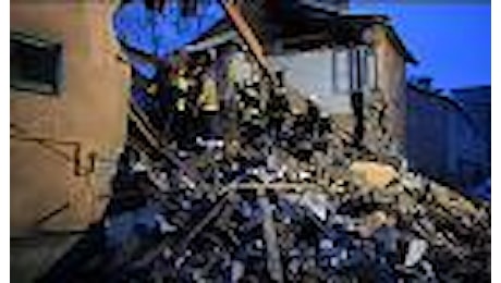 Russia: crolla un palazzo per una fuga di gas, sei morti e quattro feriti