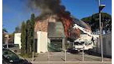 Roma, in fiamme l'auditorium mai aperto della Pineta Sacchetti