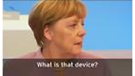 Cosa è quell'aggeggio?: Merkel stupita dalla telecamera a 360 gradi