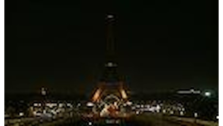 Parigi, la Torre Eiffel si spenge per i civili di Aleppo