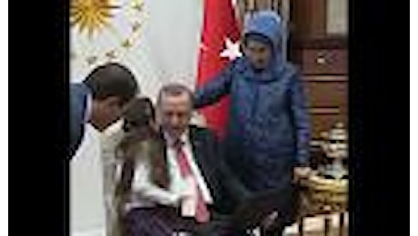 Bana, la bimba che twittava da Aleppo, incontra Erdogan: Grazie per averci aiutato