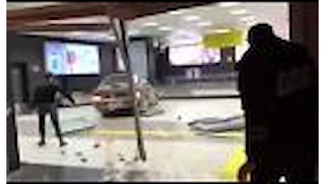 Russia: per sfuggire alla polizia sfonda con l'auto l'ingresso dell'aeroporto