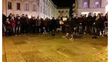 Lecce, magie col pallone in piazza Sant'Oronzo: ecco lo show del freestyler