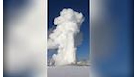 Usa, neve al posto del vapore: l'eruzione spettacolare del geyser Old Faithful