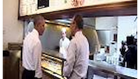 Chicago, Obama scherza coi camerieri in un ristorante: ''Otto anni fa non mi prestavano molta attenzione''