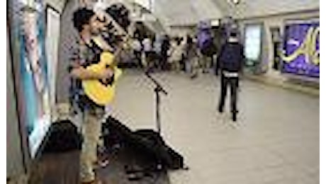 Vince un anno di concerti nella metro: la storia di Luca, musicista italiano a Londra