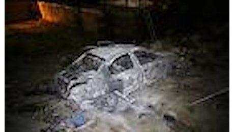 Tripoli, i resti della vettura dopo l'esplosione vicino all'ambasciata italiana