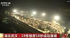 Cina: maxi-demolizione, l'esplosione controllata di 19 palazzine