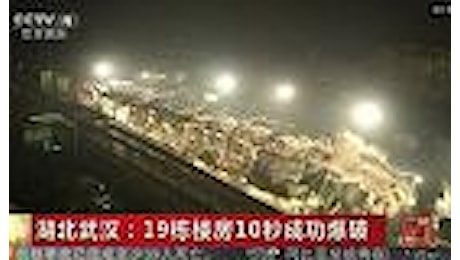 Cina: maxi-demolizione, l'esplosione controllata di 19 palazzine