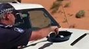 Australia, caldo record: il poliziotto cuoce un uovo sul cofano dell'auto
