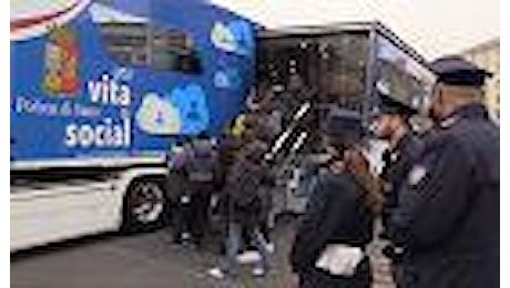 Milano, così si combatte il cyberbullismo: a lezione di social sul bus della polizia postale