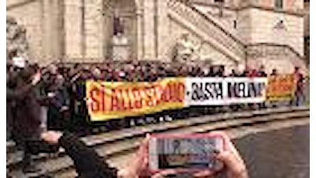 Roma, tifosi giallorossi in Campidoglio: Senza stadio la Roma è finita. Ma il sit-in è un flop