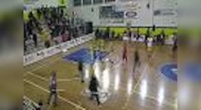 Lecce, blitz durante la partita di basket: incappucciati invadono il campo con spranghe
