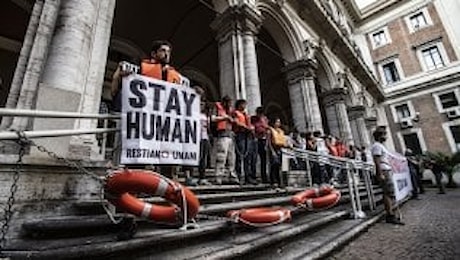 Migranti, trasferiti su nave Guardia costiera i 66 della Vos Thalassa: Ma non arriveranno in Italia