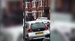 Londra, spari a Willesden: operazione anti-terrorismo ripresa da un passante