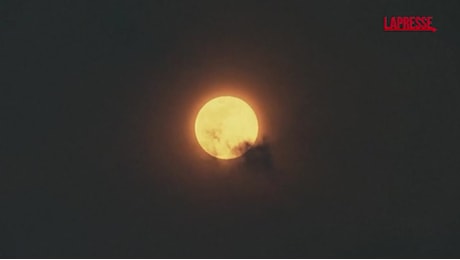 VIDEO Superluna nei cieli indonesiani: le immagini spettacolari