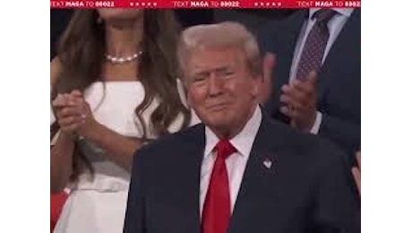 VIDEO: Trump con orecchio fasciato alla convention repubblicana, accolto da standing ovation