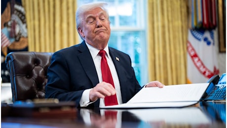 Donald Trump ha detto che potrebbe sospendere i dazi sulle auto, cosa c'è dietro l'ennesima giravolta