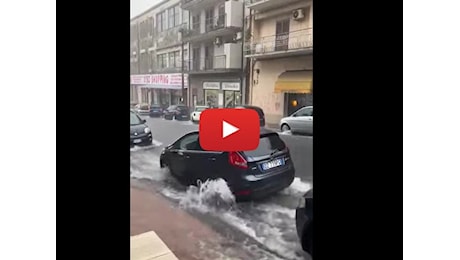 Meteo: Catania, nubifragio ad Acireale, strade allagate in pochi minuti; il Video