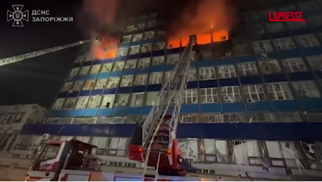 VIDEO Ucraina, raid russo su Zaporizhzhia: vittime e palazzi in fiamme