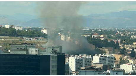 Napoli, incendio al cimitero Santa Maria del Pianto a Poggioreale: vasto rogo, fiamme visibili in tutta la città