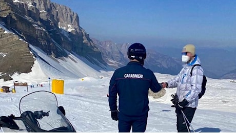 Imprenditore bresciano va a sciare in elicottero e atterra vicino alle piste: multato