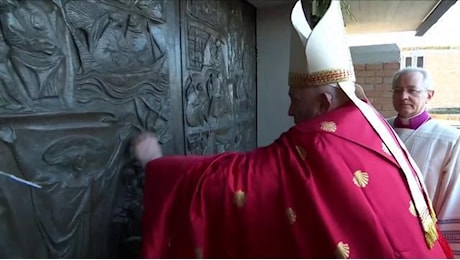 Roma, Papa Francesco nel carcere di Rebibbia apre la seconda Porta Santa del Giubileo