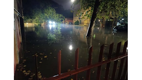 Strade allagate, ponti chiusi, black out: Modena si sveglia così