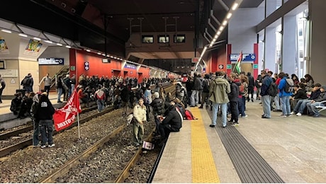 Bruciato fantoccio di Salvini al corteo dopo lo sciopero: stazione occupata, treni fermi, scontri con la polizia