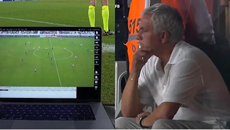 Mourinho mette il computer davanti alla telecamera per far vedere l'errore arbitrale: ammonito