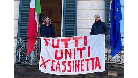 Uniti per Cassinetta. Spunta uno striscione sul balcone del Comune di Varese