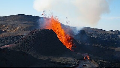 Indonesia, erutta il vulcano Lewotobi Laki-laki: almeno 10 morti sotto cenere e lava