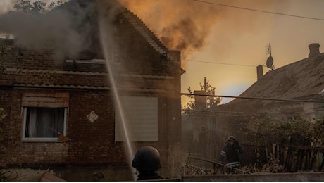 Guerra Russia Ucraina, Ft: si fa strada l’ipotesi di far entrare Kiev nella Nato senza i territori occupati. Zelensky: “Nessuna cessione”