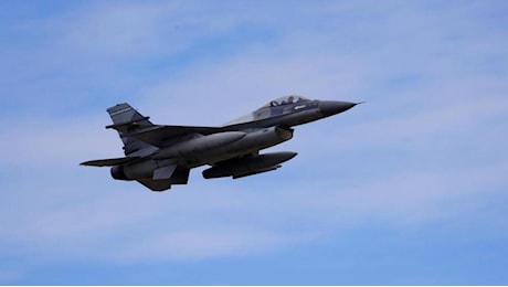 F-16 all'Ucraina, i nodi dei jet: pochi piloti, manutenzione all'estero e addestramento complicato