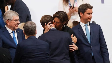 Il bacio caloroso tra Macron e la ministra dello Sport Oudéa-Castéra: una dimostrazione d'affetto che divide