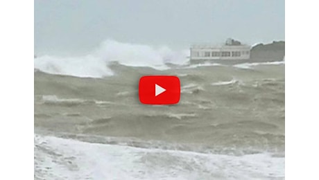 Tempesta di vento in Toscana, onde alte fino 8 metri. Video