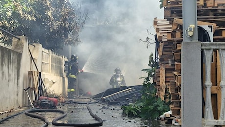 Attimi di paura - Reggio Calabria, vasto incendio in un capannone nel quartiere Spirito Santo: 40 famiglie evacuate