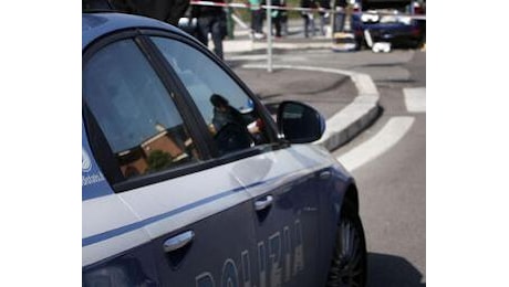 Napoli, donna si lancia da un'auto in corsa per sottrarsi agli abusi: arrestato 38enne