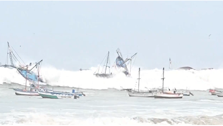 Onde anomale a Lima: i pescatori scappano dalle mareggiate