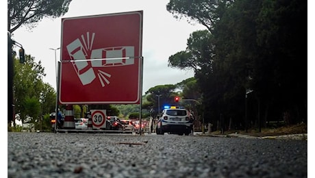 Roma, perde il controllo della moto e si schianta contro un cancello: morto un centauro